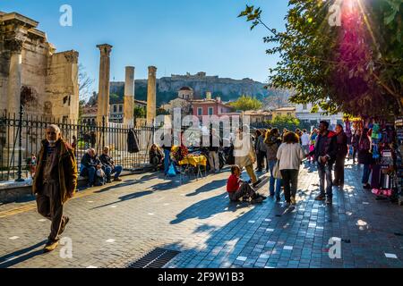 ATENE, GRECIA, 10 DICEMBRE 2015: La gente cammina lungo la biblioteca adriana verso piazza monastiraki ad atene, grecia Foto Stock