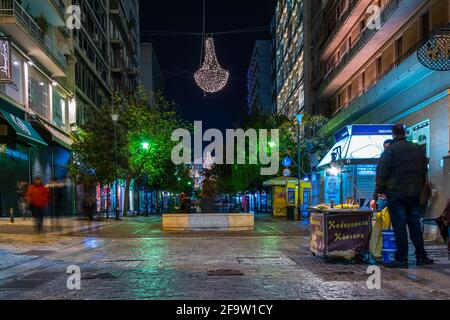 ATENE, GRECIA, 10 DICEMBRE 2015: Vista notturna di Via Ermou ad Atene, Grecia. Ermou Street è una strada lunga un chilometro e mezzo, che collega Kera Foto Stock