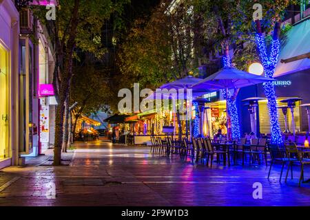 ATENE, GRECIA, 10 DICEMBRE 2015: Vista notturna di Via Ermou ad Atene, Grecia. Ermou Street è una strada lunga un chilometro e mezzo, che collega Kera Foto Stock