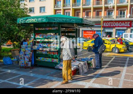 ATENE, GRECIA, 10 DICEMBRE 2015: La gente greca sta comprando il giornale in un'edicola nel centro di atene Foto Stock