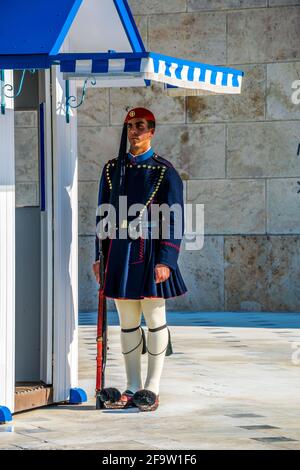 ATENE, GRECIA, 10 DICEMBRE 2015: La cerimonia del Cambio della Guardia si svolge di fronte al Palazzo del Parlamento greco Foto Stock