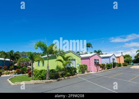 Fila di cabine sulla spiaggia dipinte in colori pastello a Horseshoe Bay Resort, Bowen, Queensland, QLD, Australia Foto Stock