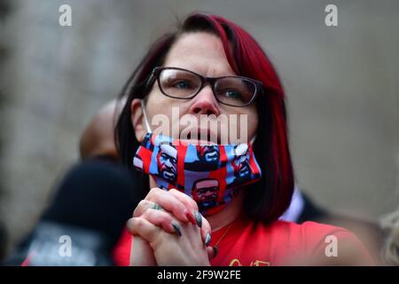 Minneapolis, Minnesota. 20 aprile 2021, processo di Derek Chauvin verdetto colpevole - Courtney Ross, la fidanzata di George Floyd è vista fuori dal tribunale dopo il verdetto colpevole Derek Chauvin Murder Trial presso l'Hennepin County Government Center il 20 aprile 2021 a Minneapolis, Minnesota. Il 25 maggio 2020, George Floyd, un uomo nero di 46 anni, è stato ucciso a Minneapolis, Minnesota, mentre è stato arrestato per presunto utilizzo di un disegno di legge contraffatto. La strada ha implicazioni durature in materia di diritti civili e mette in discussione la legalità dell'uso eccessivo della forza e della brutalità della polizia da parte dell'applicazione della legge. Phot Foto Stock