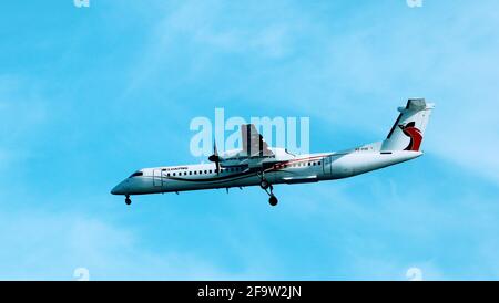 LinkPNG Bombardier Dash 8 (DHC-8) Q400 aeroplano che si prepara ad atterrare all'Aeroporto di Madang Foto Stock