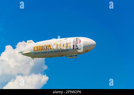 FRIEDRICHSHAFEN, GERMANIA, 24 LUGLIO 2016: Una nave aerea commerciale trasporta passeggeri su bodensee vicino friedrichshafen, germania. Foto Stock