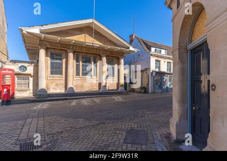 Vista della biblioteca pubblica su High Street, Stamford, South Kesteven, Lincolnshire, Inghilterra, Regno Unito, Europa Foto Stock