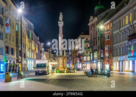 INNSBRUCK, AUSTRIA, 26 LUGLIO 2016: Vista notturna della piazza dominata dalla colonna Anna´s di Innsbruck, Austria. Foto Stock