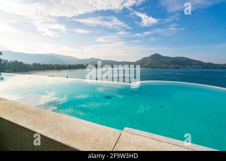 Piscina con scala sul tetto dell'edificio Vista sul mare tropicale, Villa di lusso sulla spiaggia con piscina vista mare in des moderno Foto Stock