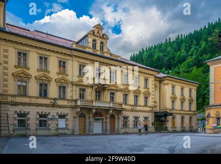 BAD GASTEIN, AUSTRIA, 29 LUGLIO 2016: Vista di un hotel giallo nella stazione termale e sciistica austriaca di Bad gastein. Foto Stock