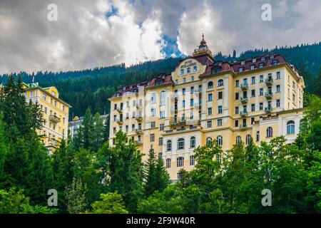 BAD GASTEIN, AUSTRIA, 29 LUGLIO 2016: Vista di un hotel giallo nella stazione termale e sciistica austriaca di Bad gastein. Foto Stock