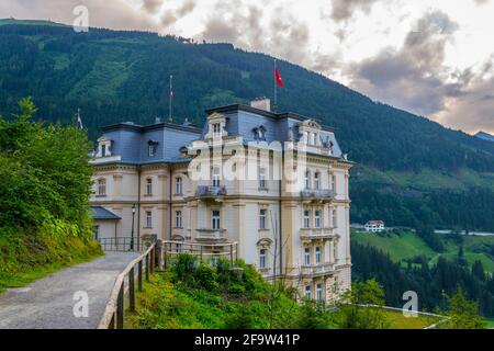 BAD GASTEIN, AUSTRIA, 29 LUGLIO 2016: Vista di un hotel giallo nella stazione termale e sciistica austriaca di Bad gastein. Foto Stock