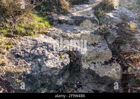 I gradini sono stati tagliati nella roccia. Il sole splende sui gradini della roccia. Dicembre nella Crimea vicino a Sevastopol. Foto Stock