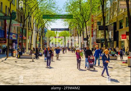 VIENNA, AUSTRIA, 08 GIUGNO 2015: La gente sta facendo shopping su Mariahilferstrasse, la più grande e una delle più popolari vie dello shopping di Vienna. Foto Stock