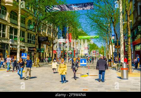 VIENNA, AUSTRIA, 08 GIUGNO 2015: La gente sta facendo shopping su Mariahilferstrasse, la più grande e una delle più popolari vie dello shopping di Vienna. Foto Stock