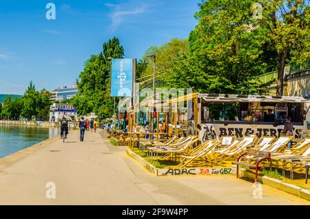 VIENNA, AUSTRIA, 08 GIUGNO 2015: Vista di un bar sulla spiaggia situato sulla riva del canale del danubio a vienna durante le calde giornate estive Foto Stock