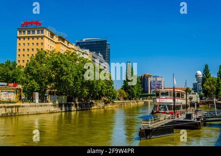 VIENNA, AUSTRIA, 08 GIUGNO 2015: Vista di un'area lungo il canale di donau a vienna che durante l'estate diventa centro di svago per le persone che passeggiano Foto Stock