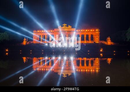 VIENNA, AUSTRIA, 08 GIUGNO 2015: Vista notturna di uno spettacolo laser di fronte al palazzo gloriette nel giardino di schonbrunn che accompagna il concerto di musi classici Foto Stock