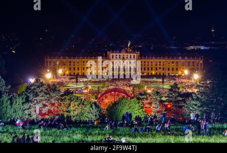 VIENNA, AUSTRIA, 08 GIUGNO 2015: La gente sta godendo un concerto di musica classica tenuto nel giardino di schonbrunn che si svolge una volta all'anno durante l'estate Foto Stock