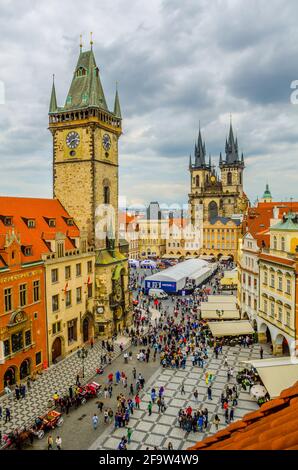 PRAGA, REPUBBLICA CECA, 25 APRILE 2015: La gente attende l'esecuzione dell'orologio astrologico sulla piazza della città vecchia di praga. Tyn cattedrale in su ba Foto Stock