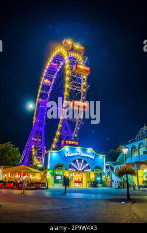 VIENNA, AUSTRIA, GIUGNO 2016: Vista notturna della ruota panoramica illuminata di riesenrad nel parco divertimenti prater a Vienna, Austria. Foto Stock