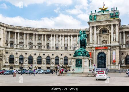 VIENNA, AUSTRIA, GIUGNO 2016: Vista della biblioteca nazionale austriaca con la statua di Eugen von Savoyen in piazza Heldenplatz, Vienna, Austria. Foto Stock