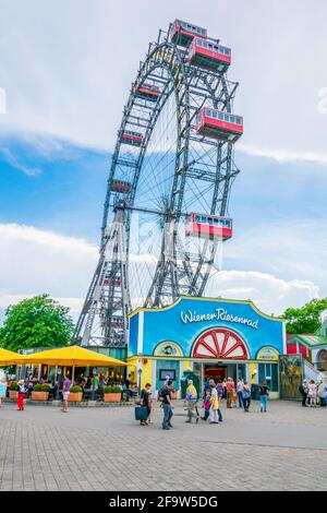 VIENNA, AUSTRIA, GIUGNO 2016: La vista di vienna si gode dalla ruota panoramica riesenrad nel parco divertimenti prater di Vienna, Austria. Foto Stock