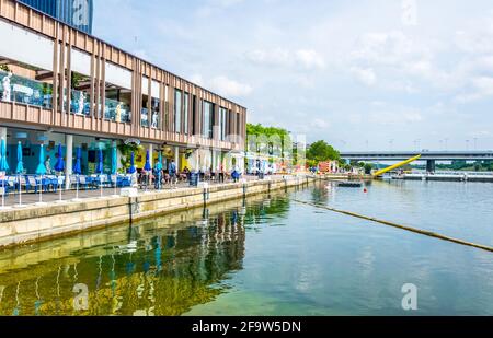 VIENNA, AUSTRIA, GIUGNO 2016: Vista dei ristoranti sulla riva del fiume donau vicino a VIC e Donauturm a Vienna, Austria. Foto Stock