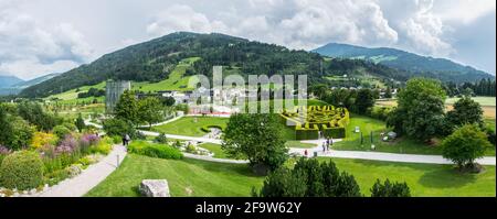 WATTENS, AUSTRIA, 27 LUGLIO 2016: Vista su un giardino all'interno del complesso Swarovski Kristallowelten di Wattens, Austria. Foto Stock