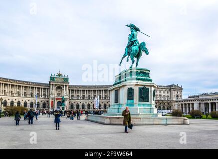 VIENNA, AUSTRIA, FEBBRAIO 2016: Vista della biblioteca nazionale austriaca con la statua dell'arciduca Carlo in piazza Heldenplatz, Vienna, Austria. Foto Stock