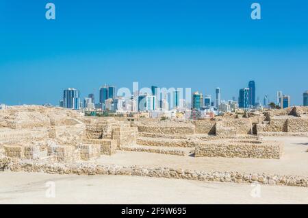 MANAMA, BAHRAIN, 22 OTTOBRE 2016: Vista del complesso del forte del Bahrain con il forte di Qall'at al Bahrain con moderni grattacieli visibili all'orizzonte. Foto Stock