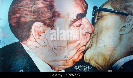 BERLINO, GERMANIA, 12 MARZO 2015: leonid brezhnev baciare erich honecker su un dipinto situato nella galleria del lato est di berlino. Foto Stock