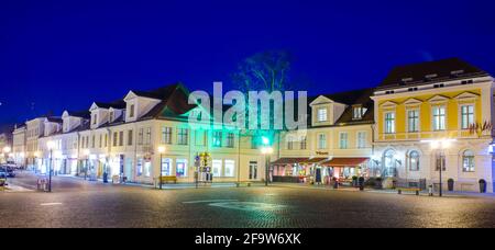 POTSDAM, GERMANIA, 11 MARZO 2015: Vista notturna di una piccola piazza vicino a potsdam dove brandenburger strasse raggiunge il famoso brandenburger tor. Foto Stock