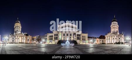 BERLINO, GERMANIA, 12 MARZO 2015: Vista notturna di piazza gendarmenmarkt a berlino, famosa per la sua simetria causata da berliner dom, konzerthaus an Foto Stock
