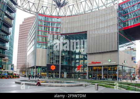 BERLINO, GERMANIA, 12 MARZO 2015: il centro sony di berlino è uno dei luoghi più interessanti da visitare su potzdamer platz. È anche un centro commerciale Foto Stock