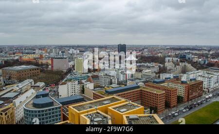 BERLINO, GERMANIA, 12 MARZO 2015: Vista aerea di berlino, città con piccole case di famiglia su un lato e grandi grattacieli sul secondo lato. Foto Stock