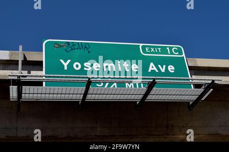graffiti all'uscita per Yosemite Avenue sulla state Route Cavalcavia dell'autostrada 120 in California Foto Stock
