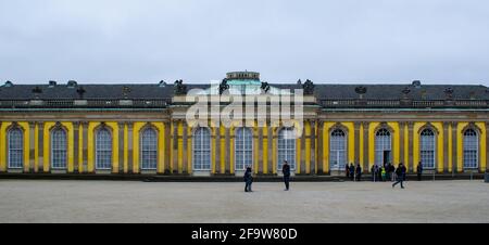 POTSDAM, GERMANIA, 11 MARZO 2015: Il palazzo sanssouci è uno dei dominanti di potsdam ed è circondato da un enorme parco e da numerose fontane. Foto Stock