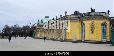 POTSDAM, GERMANIA, 11 MARZO 2015: Il palazzo sanssouci è uno dei dominanti di potsdam ed è circondato da un enorme parco e da numerose fontane. Foto Stock