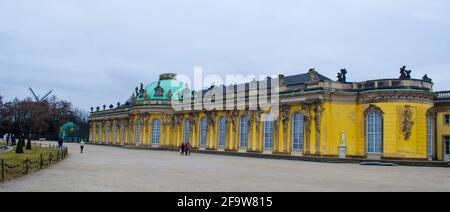 POTSDAM, GERMANIA, 11 MARZO 2015: Il palazzo sanssouci è uno dei dominanti di potsdam ed è circondato da un enorme parco e da numerose fontane. Foto Stock