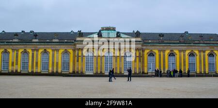 POTSDAM, GERMANIA, 11 MARZO 2015: Il palazzo sanssouci è uno dei dominanti di potsdam ed è circondato da un enorme parco e da numerose fontane. Foto Stock