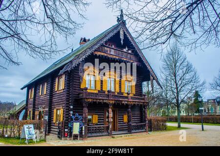 POTSDAM, GERMANIA, 11 MARZO 2015: Tipica casa in legno decorata nella colonia russa alexandrowka nella città tedesca di potsdam. Foto Stock