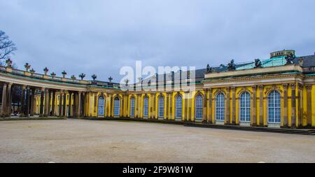 POTSDAM, GERMANIA, 11 MARZO 2015: Il palazzo sanssouci è uno dei dominanti di potsdam ed è circondato da un enorme parco e da numerose fontane. Foto Stock