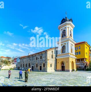 PLOVDIV, BULGARIA, 7 APRILE 2015: La Cattedrale della Santa Assunzione (chiesa di Uspenie Bogorodichno) con architettura rinascimentale e un Campanile datato bac Foto Stock