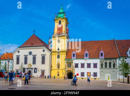 BRATISLAVA, SLOVACCHIA, 28 MAGGIO 2016: Le persone passeggiano di fronte al municipio di Bratislava, situato sulla piazza principale (hlavne namestie) Foto Stock