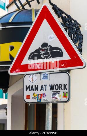 BRATISLAVA, SLOVACCHIA, 28 MAGGIO 2016: Cartello stradale l'uomo al lavoro consiglia ai conducenti di prestare attenzione alla famosa statua di Cumil a Bratislava, Slovacchia. Foto Stock