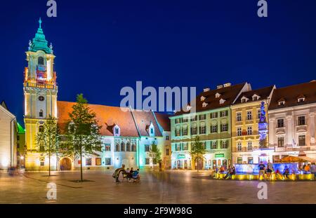 BRATISLAVA, SLOVACCHIA, 28 MAGGIO 2016: Vecchio municipio di bratislava situato sulla hlavne namestie (la piazza principale) durante la notte Foto Stock