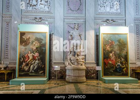 CASERTA, ITALIA - 1 GIUGNO: Vista sull'interno di Palazzo reale a Caserta il 1 giugno 2014. E 'stato il più grande palazzo eretto in Europa durante il 18 ° secolo Foto Stock