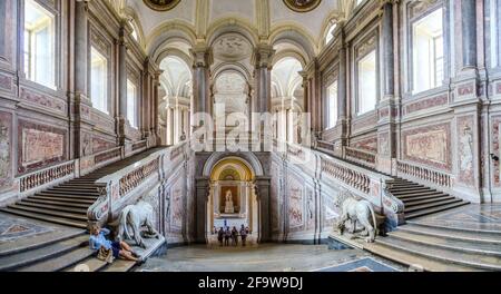 CASERTA, ITALIA - 1 GIUGNO: Vista sull'interno di Palazzo reale a Caserta il 1 giugno 2014. E 'stato il più grande palazzo eretto in Europa durante il 18 ° secolo Foto Stock