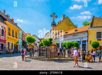 SZENTENDRE, UNGHERIA, 22 MAGGIO 2016: La gente cammina sulla piazza principale, nella città ungherese di szentendre Foto Stock