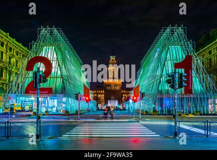 MILANO, 13 MARZO 2016: Vista notturna della porta illuminata EXPO di fronte al castello sforzesco di milano. Foto Stock